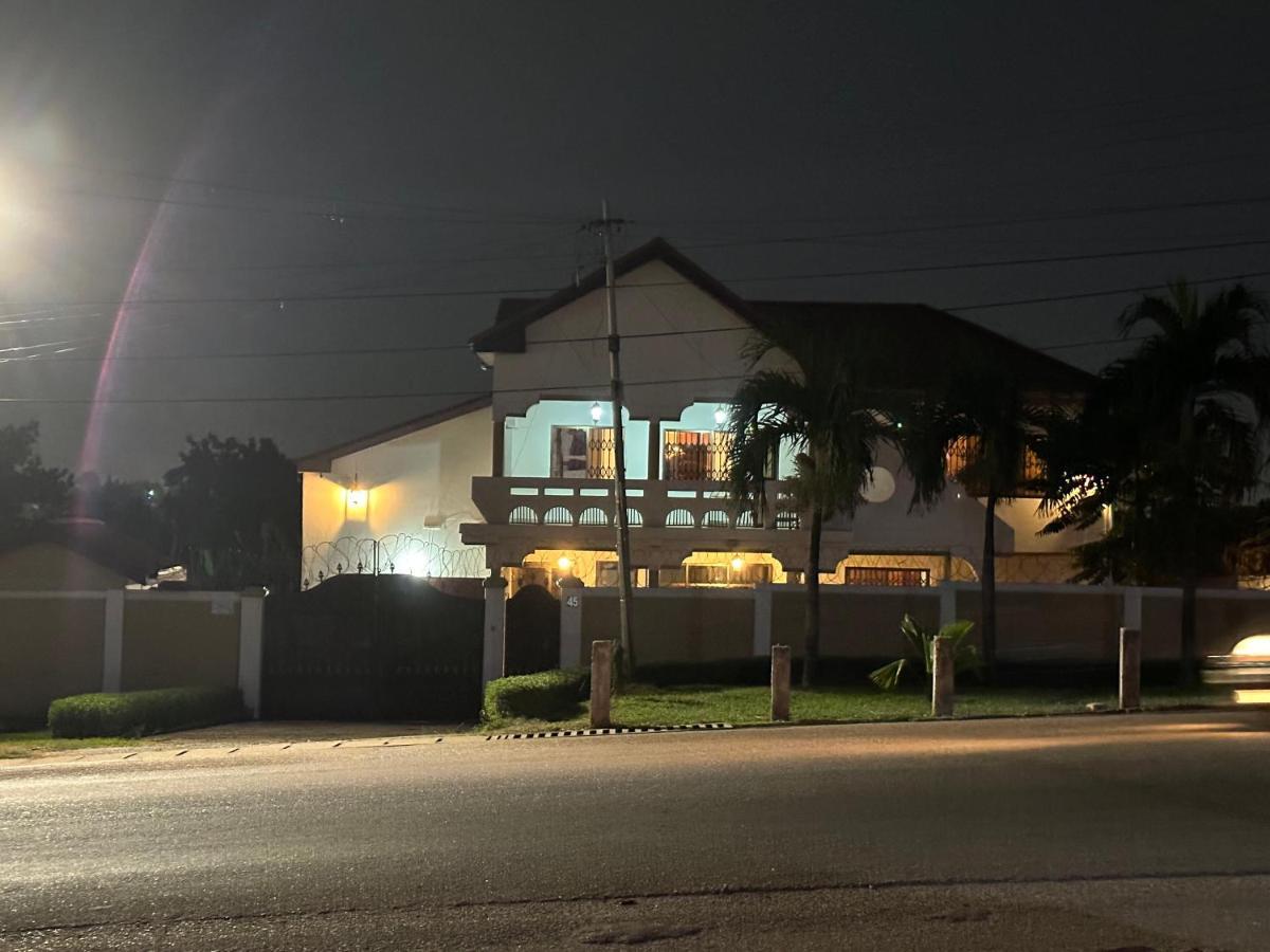 D Barfi Guesthouse, Excellent Location Kumasi Exteriör bild