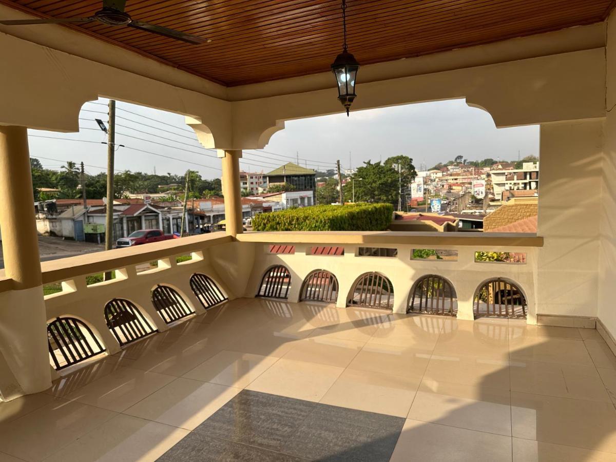 D Barfi Guesthouse, Excellent Location Kumasi Exteriör bild